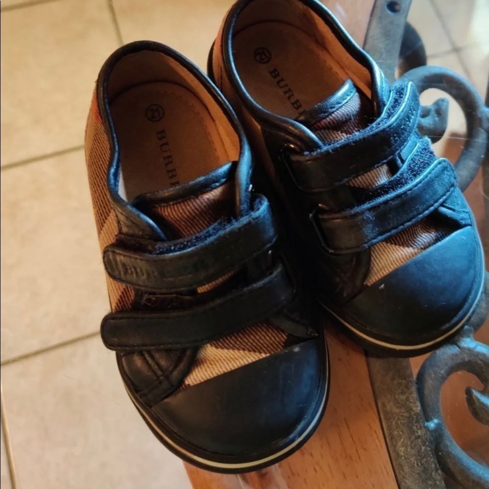 Toddler Burberry Sneakers Size 21 (6BB)